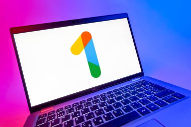 Prag, Çek Cumhuriyeti - 08 12 2025: Google One logosunu gösteren bir dizüstü bilgisayarın dinamik yakın çekimi. Google 1 bulut depolama ve abonelik hizmetleri için bir platformdur.