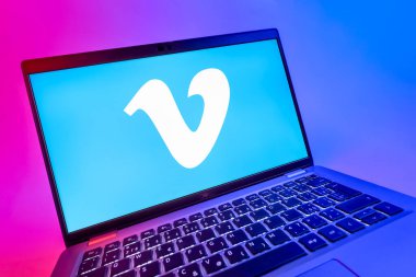 Prag, Çek Cumhuriyeti - 08 12 2025: Vimeo logosunu gösteren bir dizüstü bilgisayarın dinamik yakın çekimi. Vimeo, yüksek kaliteli video sunucu ve paylaşımı için bir platformdur.