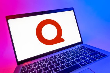 Prag, Çek Cumhuriyeti - 08 12 2025: Quora logosunu gösteren bir dizüstü bilgisayarın dinamik yakın çekimi. Quora soru sormak ve bilgi paylaşmak için bir platformdur..