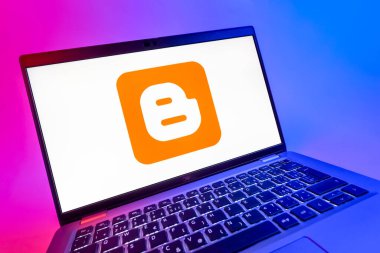 Prag, Çek Cumhuriyeti - 08 12 2025: Blogger logosunu gösteren bir dizüstü bilgisayarın dinamik yakın çekimi. Blogger blog oluşturma ve yayınlama için bir platformdur.