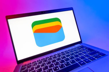 Prag, Çek Cumhuriyeti - 08 12 2025: Google Cüzdan logosunu gösteren dinamik bir yakın plan. Google Cüzdanı dijital ödeme yöntemlerini depolamak ve kullanmak için bir platformdur.