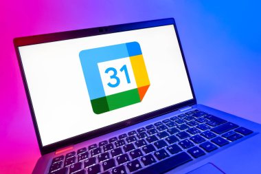 Prag, Çek Cumhuriyeti - 08 12 2025: Google Takvim logosunu gösteren bir dizüstü bilgisayarın dinamik yakın çekimi. Google Takvimi olayları zamanlamak ve yönetmek için bir platformdur.