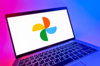Prag, Çek Cumhuriyeti - 08 12 2025: Google Photos logosunu gösteren dinamik bir yakın plan. Google Fotoğrafları fotoğraf ve videoları saklamak ve düzenlemek için bir platformdur.