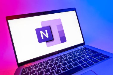 Prag, Çek Cumhuriyeti - 08 12 2025: Microsoft OneNote logosunu gösteren bir dizüstü bilgisayarın dinamik yakın çekimi. Microsoft OneNote not almak ve düzenlemek için bir platformdur.