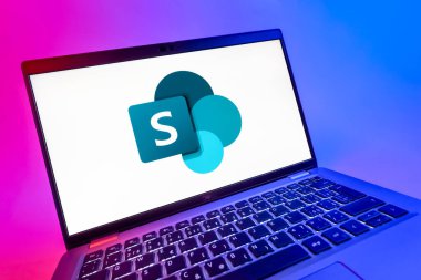 Prag, Çek Cumhuriyeti - 08 12 2025: Microsoft Sharepoint logosunu gösteren dinamik bir yakın plan. Microsoft Sharepoint işbirliği ve belge yönetimi için bir platformdur.