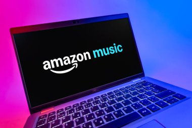 Prag, Çek Cumhuriyeti - 08 12 2025: Amazon Müzik logosunu gösteren bir dizüstü bilgisayarın dinamik yakın çekimi. Amazon Müzik müzik müzik için bir platformdur..