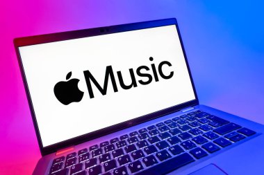 Prag, Çek Cumhuriyeti - 08 12 2025: Apple Music logosunu gösteren bir dizüstü bilgisayarın dinamik yakın çekimi. Apple Music müzik için bir platformdur..
