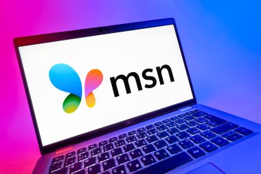 Prag, Çek Cumhuriyeti - 08 12 2025: MSN logosunu gösteren dinamik bir yakın plan. MSN haber, e-posta ve çevrimiçi hizmetler için bir platformdur.