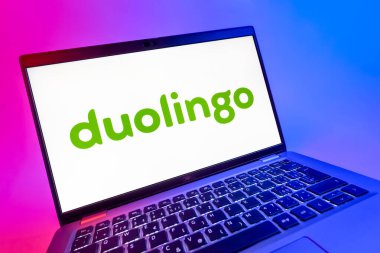 Prag, Çek Cumhuriyeti - 08 12 2025: Duolingo logosunu gösteren dinamik bir yakın plan. Duolingo interaktif olarak dil öğrenmek için bir platformdur..