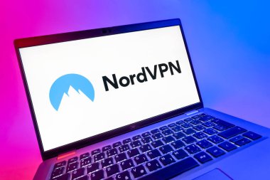 Prag, Çek Cumhuriyeti - 08 12 2025: NordVPN logosunu gösteren bir bilgisayarın dinamik yakın çekimi. NordVPN güvenli ve özel internet taraması için bir platformdur.