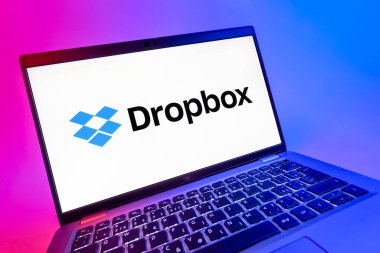 Prag, Çek Cumhuriyeti - 08 12 2025: Dropbox logosunu gösteren bir dizüstü bilgisayarın dinamik yakın çekimi. Dropbox bulut depolama ve dosya paylaşımı için bir platformdur.