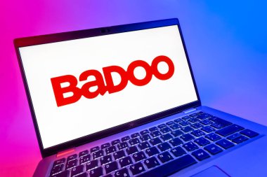 Prag, Çek Cumhuriyeti - 08 12 2025: Badoo logosunu gösteren bir dizüstü bilgisayarın dinamik yakın çekimi. Badoo insanlarla tanışmak ve iletişim kurmak için bir randevu uygulaması..