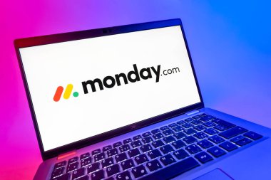 Prag, Çek Cumhuriyeti - 08 12 2025: Monday.com logosunu gösteren bir bilgisayarın dinamik yakın çekimi. Monday.com proje yönetimi ve takım işbirliği için bir platformdur.
