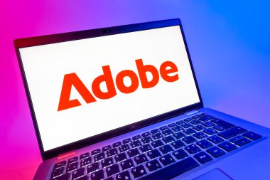 Prag, Çek Cumhuriyeti - 08 12 2025: Adobe logosunu gösteren bir dizüstü bilgisayarın dinamik yakın çekimi. Adobe yaratıcı araçlar ve hizmetler sunan bir yazılım şirketidir..