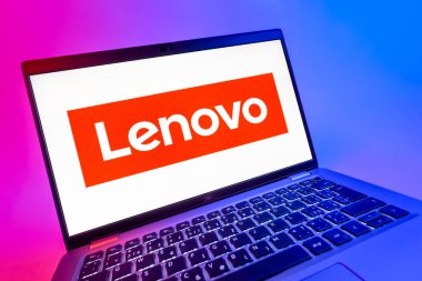 Prag, Çek Cumhuriyeti - 08 12 2025: Lenovo logosunu gösteren dinamik bir yakın plan. Lenovo bilgisayar ve elektronik üreten bir teknoloji şirketidir..