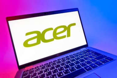 Prag, Çek Cumhuriyeti - 08 12 2025: Acer logosunu gösteren bir dizüstü bilgisayarın dinamik yakın çekimi. Acer bilgisayar ve elektronik üreten bir teknoloji şirketidir..