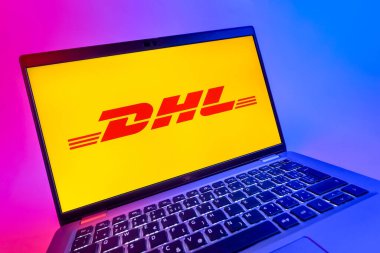 Prag, Çek Cumhuriyeti - 08 12 2025: DHL logosunu gösteren dinamik bir yakın plan. DHL uluslararası nakliye hizmeti sunan bir lojistik şirketidir..