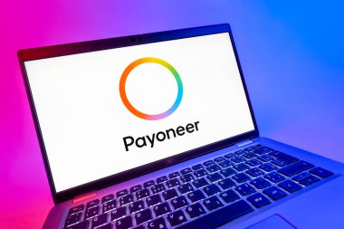 Prag, Çek Cumhuriyeti - 08 12 2025: Payonez logosunu gösteren bir dizüstü bilgisayarın dinamik yakın çekimi. Paeveryone, küresel online ödemeler ve para transferleri için bir platformdur.