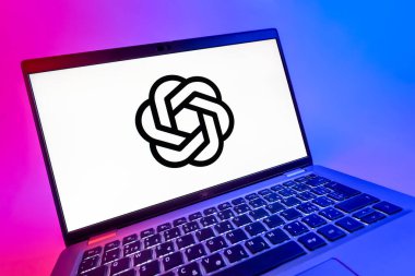 Prag, Çek Cumhuriyeti - 08 12 2025: OpenAI logosunu gösteren dinamik bir yakın plan. OpenAI, yapay zeka modelleri ve uygulamaları geliştiren bir platformdur..