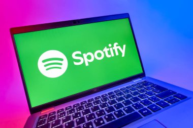 Prag, Çek Cumhuriyeti - 08 12 2025 Spotify logosunu gösteren bir dizüstü bilgisayarın dinamik yakın çekimi. Spotify müzik dinlemek ve keşfetmek için bir platformdur.