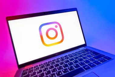 Prag, Çek Cumhuriyeti - 08 12 2025: Instagram logosunu gösteren dinamik bir yakın plan. Instagram fotoğraf ve video paylaşımı için bir sosyal medya platformudur..