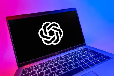 Prag, Çek Cumhuriyeti - 08 12 2025: OpenAI logosunu gösteren dinamik bir yakın plan. OpenAI, yapay zeka modelleri ve uygulamaları geliştiren bir platformdur..