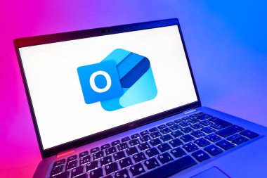 Prag, Çek Cumhuriyeti - 08 12 2025: Outlook logosunu gösteren bir bilgisayarın dinamik yakın çekimi. Outlook iletileri göndermek ve yönetmek için bir e- posta platformudur.