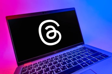 Prag, Çek Cumhuriyeti - 08 12 2025: İplik logosunu gösteren bir dizüstü bilgisayarın dinamik yakın çekimi. Tartışmalar, kısa gönderileri ve güncellemeleri paylaşmak için bir sosyal medya platformudur.