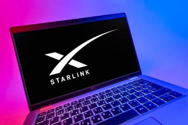 Prag, Çek Cumhuriyeti - 08 12 2025: Starlink logosunu gösteren bir dizüstü bilgisayarın dinamik yakın çekimi. Starlink küresel bağlantı sağlayan bir uydu internet hizmetidir.