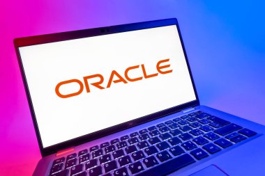 Prag, Çek Cumhuriyeti - 08 12 2025: Kahin logosunu gösteren bir dizüstü bilgisayarın dinamik yakın çekimi. Kahin, veritabanı yazılımı ve bulut çözümleri sağlayan bir şirkettir..