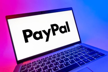 Prag, Çek Cumhuriyeti - 08 12 2025: PayPal logosunu gösteren dinamik bir yakın plan. PayPal çevrimiçi ödemeler ve para transferleri için bir platformdur.