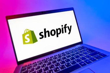 Prag, Çek Cumhuriyeti - 08 12 2025: Shopify logosunu gösteren dinamik bir yakın plan. Shopify çevrimiçi mağazalar oluşturmak ve yönetmek için bir platformdur.