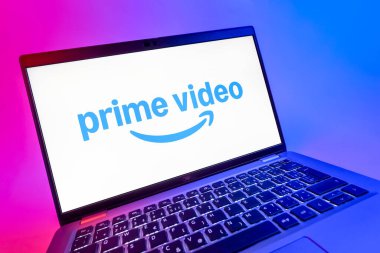 Prag, Çek Cumhuriyeti - 08 12 2025: Prime video logosunu gösteren bir dizüstü bilgisayarın dinamik yakın çekimi. Asal video, filmler ve TV programları için bir yayın platformudur..