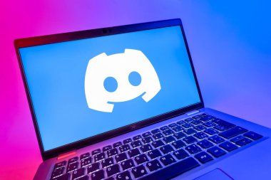 Prag, Çek Cumhuriyeti - 08 12 2025: Discord logosunu gösteren bir dizüstü bilgisayarın dinamik yakın çekimi. Discord ses, video ve metin iletişimi için bir platformdur..
