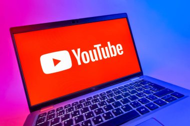 Prag, Çek Cumhuriyeti - 08 12 2025: Youtube logosunu gösteren bir bilgisayarın dinamik yakın çekimi. Youtube dünya çapında videoları izlemek ve paylaşmak için bir platform.