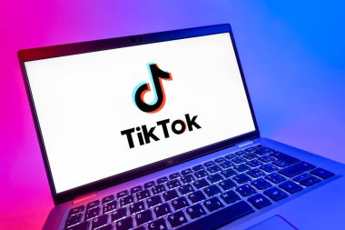 Prag, Çek Cumhuriyeti - 08 12 2025: TikTok logosunu gösteren dinamik bir yakın plan. TikTok kısa, yaratıcı ve viral video platformu.