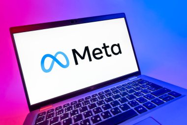 Prag, Çek Cumhuriyeti - 08 12 2025: Meta logosunu gösteren dinamik bir yakın plan. Meta, Facebook ve Instagram gibi sosyal platformlar sunan bir şirket..