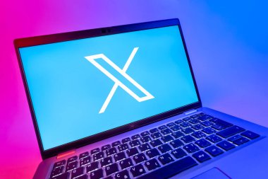 Prag, Çek Cumhuriyeti - 08 12 2025: X logosunu gösteren bir dizüstü bilgisayarın dinamik yakın çekimi. X, kısa gönderileri ve güncellemeleri paylaşmak için bir platformdur.