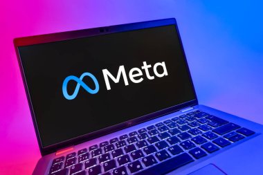 Prag, Çek Cumhuriyeti - 08 12 2025: Meta logosunu gösteren dinamik bir yakın plan. Meta, Facebook ve Instagram gibi sosyal platformlar sunan bir şirket..