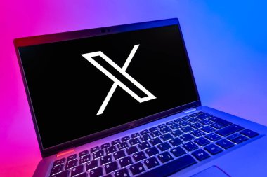 Prag, Çek Cumhuriyeti - 08 12 2025: X logosunu gösteren bir dizüstü bilgisayarın dinamik yakın çekimi. X, kısa gönderileri ve güncellemeleri paylaşmak için bir platformdur.