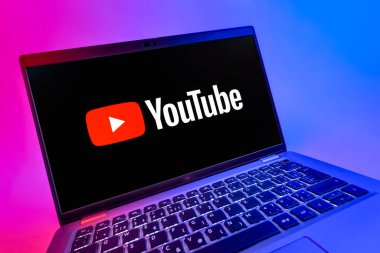 Prag, Çek Cumhuriyeti - 08 12 2025: Youtube logosunu gösteren bir bilgisayarın dinamik yakın çekimi. Youtube dünya çapında videoları izlemek ve paylaşmak için bir platform.