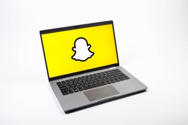 Prag, Çek Cumhuriyeti - 08 12 2025: Snapchat logosunu gösteren bir dizüstü bilgisayarın tepeden aşağı görüntüsü. Snapchat fotoğraf, video ve geçici mesajlar göndermek için bir uygulamadır.