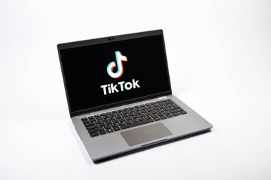 Prag, Çek Cumhuriyeti - 08 12 2025: TikTok logosunu gösteren bir dizüstü bilgisayarın tepeden aşağı görüntüsü. TikTok kısa, yaratıcı ve viral video platformu.
