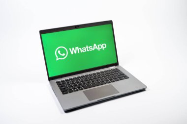 Prag, Çek Cumhuriyeti - 08 12 2025: Tek bir arkaplanda WhatsApp logosunu gösteren bir dizüstü bilgisayarın yukarıdan görünüşü. WhatsApp mesaj, çağrı ve medya göndermek için bir uygulamadır.