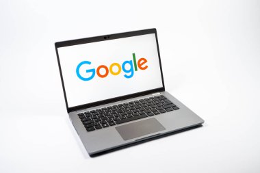 Prag, Çek Cumhuriyeti - 08 12 2025: Google logosunu gösteren tek bir arkaplanda bir dizüstü bilgisayarın yukarıdan aşağı görüntüsü. Google bilgi için bir arama motoru ve teknoloji platformudur.