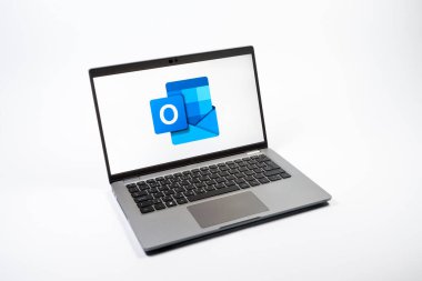 Prag, Çek Cumhuriyeti - 08 12 2025: Outlook logosunu gösteren bir dizüstü bilgisayarın tepeden aşağı görüntüsü. Outlook iletileri göndermek ve yönetmek için bir e- posta platformudur.