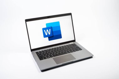 Prag, Çek Cumhuriyeti - 08 12 2025: Kelimenin logosunu gösteren tek tip bir arkaplanda bir dizüstü bilgisayarın yukarıdan görünüşü. Word belge yaratmak ve düzenlemek için bir yazılımdır..