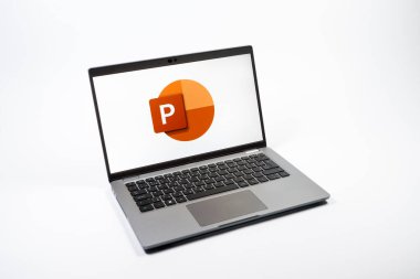 Prag, Çek Cumhuriyeti - 08 12 2025: Powerpoint logosunu gösteren tek bir arkaplanda bir dizüstü bilgisayarın yukarıdan aşağı görüntüsü. Powerpoint sunumlar ve slayt gösterileri oluşturmak için bir yazılımdır..