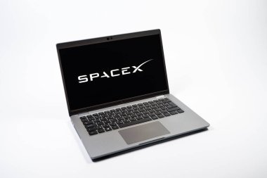 Prag, Çek Cumhuriyeti - 08 12 2025: SpaceX logosunu gösteren tek bir arkaplanda dizüstü bilgisayarın yukarıdan aşağı görüntüsü. SpaceX uzay keşfi ve roket fırlatmaları için özel bir şirkettir..
