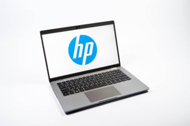 Prag, Çek Cumhuriyeti - 08 12 2025: Hewlett-Packard logosunu gösteren bir dizüstü bilgisayarın tepeden aşağı görüntüsü. Hewlett-Packard bilgisayar ve yazıcı üreten bir teknoloji şirketidir..